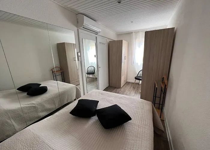 Climatise T3 Avec Piscine, Proche Et Commerces - - Fr-1-81-573 *