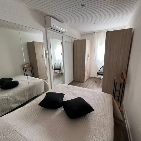 Climatise T3 Avec Piscine, Proche Et Commerces - - Fr-1-81-573 *